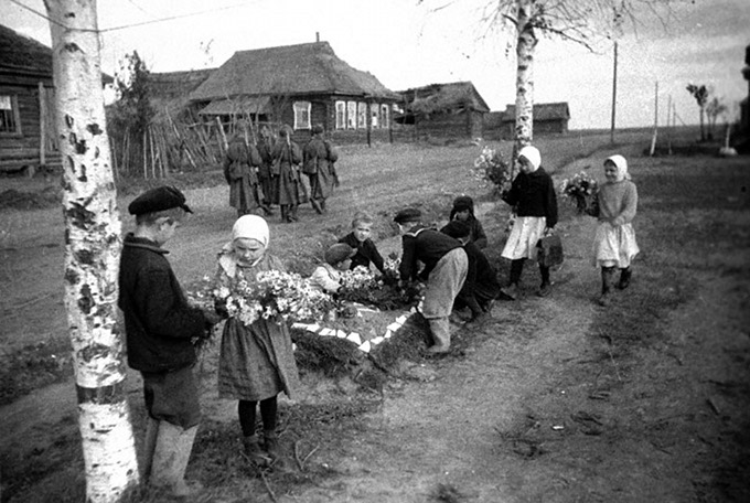 Дети освобождённого Ржева возлагают цветы на могилы советских воинов. 1943 год