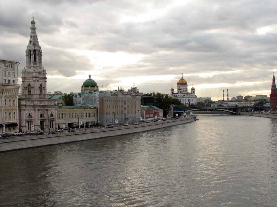 Вид Софийской набережной с Большого Москворецкого моста. Фотография 2000-х гг.