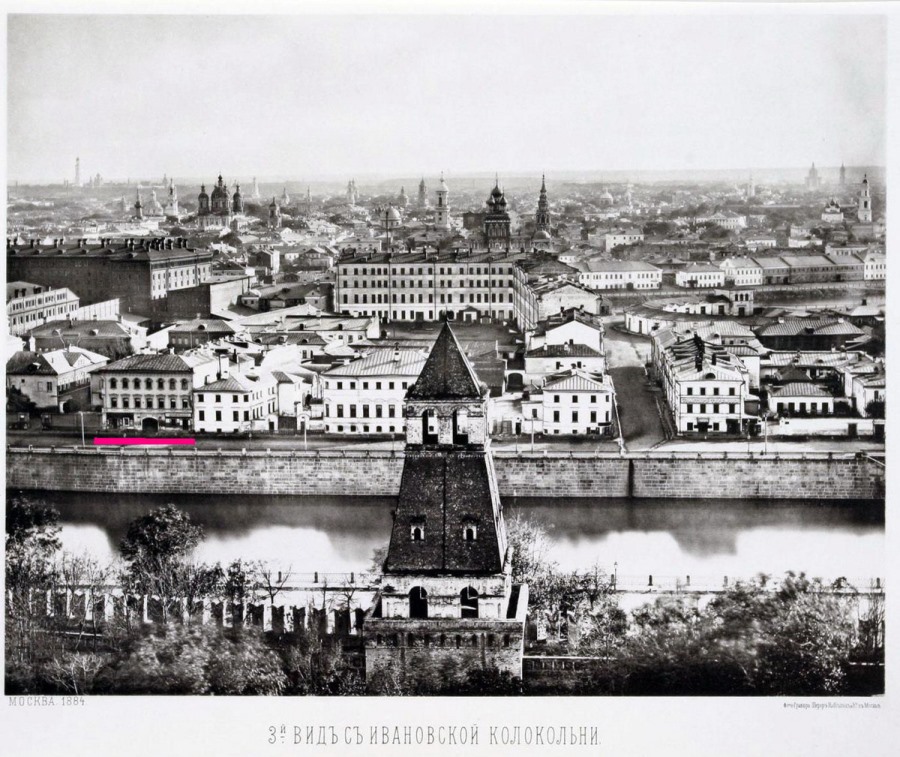 Вид на Софийскую набережную с Ивановской колокольни. На снимке 1884 года маркером выделен фасад перестроенного дома Банкетовых