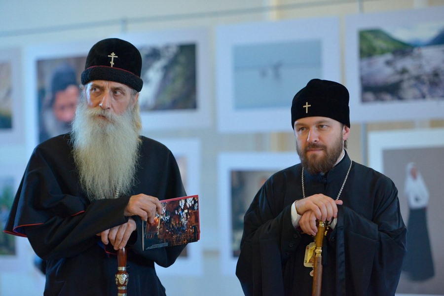 Митрополии Иларион и митрополит Корнилий на выставке в храме Рожества Христова в 2013 г.