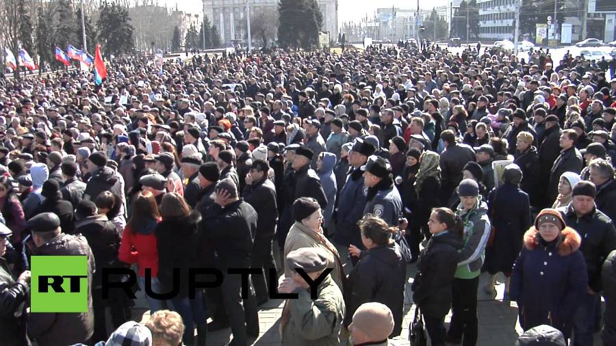 Один из первых митингов за автономию Донбасса. Фотография «Russia Today»
