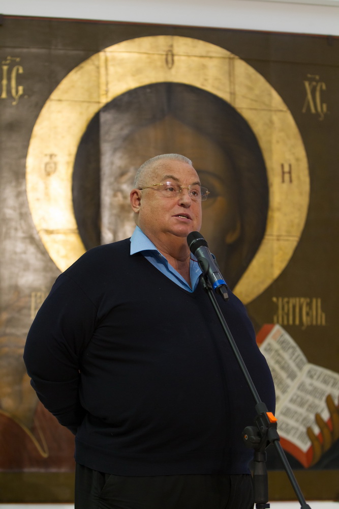 Коллекционер Феликс Комаров во время открытия выставки