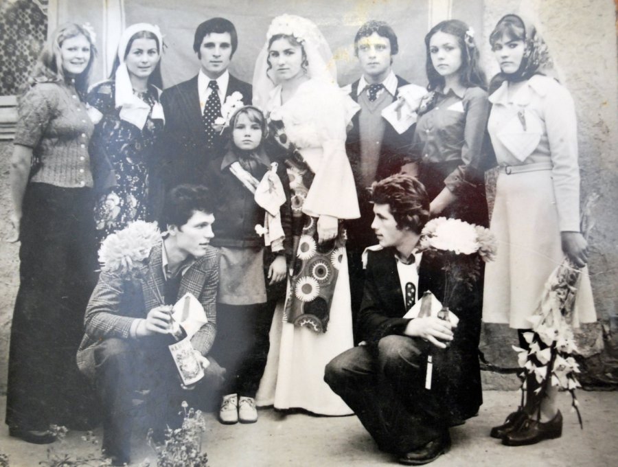 Свадебная пара со свидетелями (обращает внимание множество «колодок» — обвязанных платков). Сарыкьой (Румыния). Фото 1960-е гг.