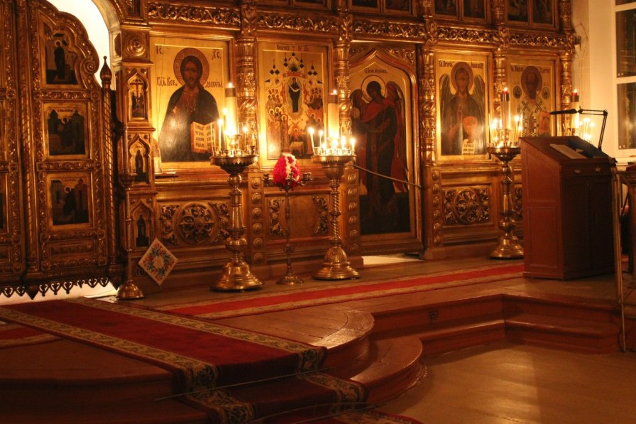 Перед началом Пасхальной службы старообрядцы украшают храм, перед иконами возжигают свечи