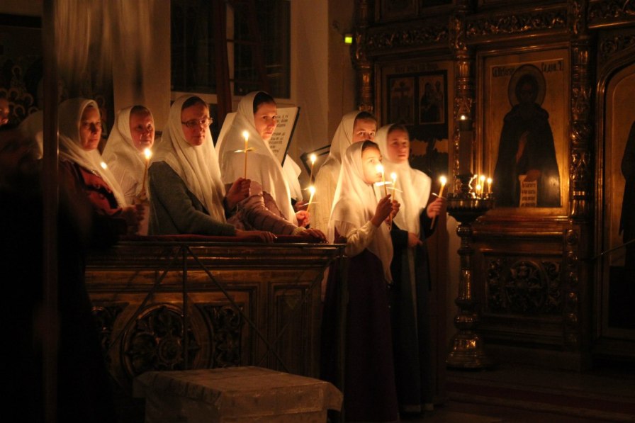 Перед началом Крестного хода молящиеся берут в руки горящие свечи — символ радости и торжества