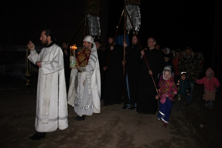 Впереди идет духовенство. Диакон держит в руках кадило, священник несет напрестольное Евангелие. За ними идут хоругвеносцы, певцы и все молящиеся