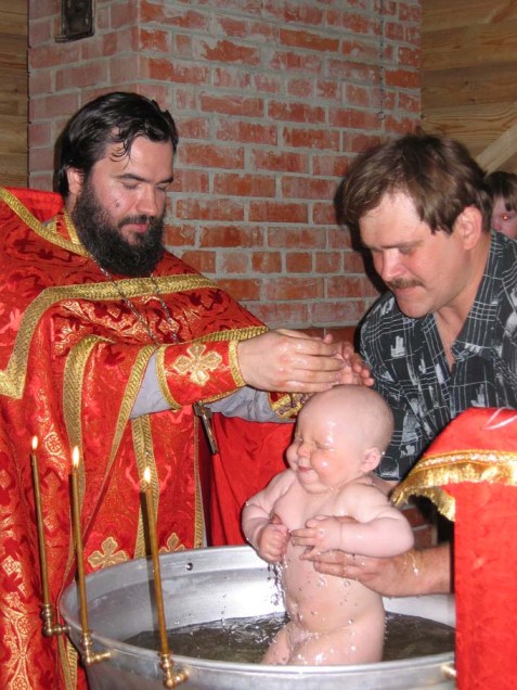 Нередко даже младенцев в храмах РПЦ крестят поливательно