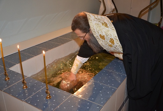 В других храмах РПЦ специально устраивают баптистерий, где Крещение взрослых людей совершается полным троекратным погружением