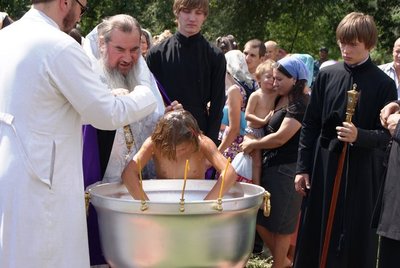 Обычно в РПЦ крестят обливательно или же окунают в купель только голову