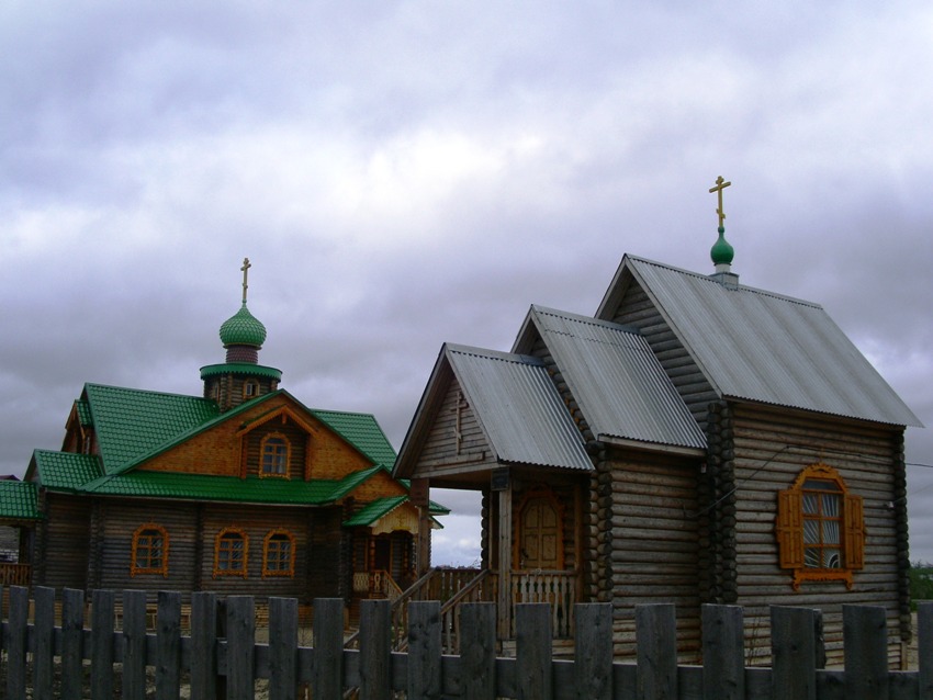 Храм святителя Николы Чудотворца (слева) и часовня протопопа Аввакума (справа) Древлеправославной Поморской Церкви. Нарьян-Мар