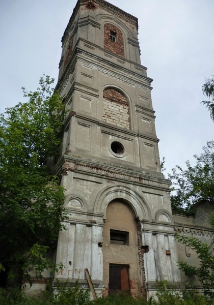 Остов каменной колокольни Троицкой старообрядческой церкви. В 1934 г. храм был закрыт и превращен в клуб, на амвоне была устроена сцена, после войны здесь располагались подсобные помещения