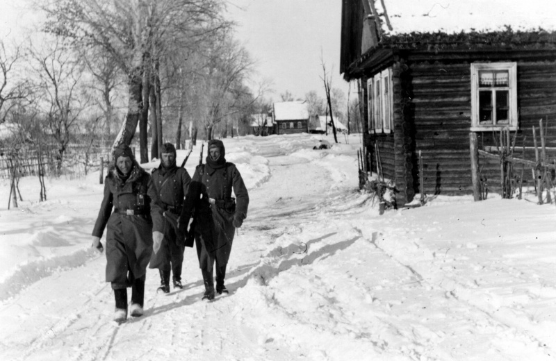 Немецкие солдаты зимой в оккупированной советской деревне
