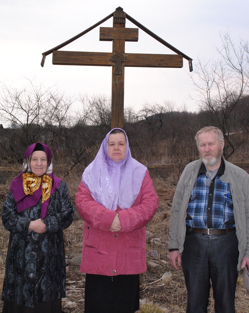  Паломники возле поклонного Креста на родине епископа Арсения Уральского
