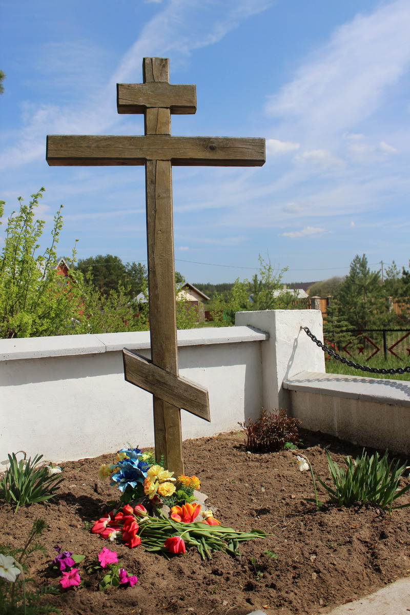 Крест на территории воинского мемориала, где приезжие смогли возложить цветы в честь павших на поле брани солдат