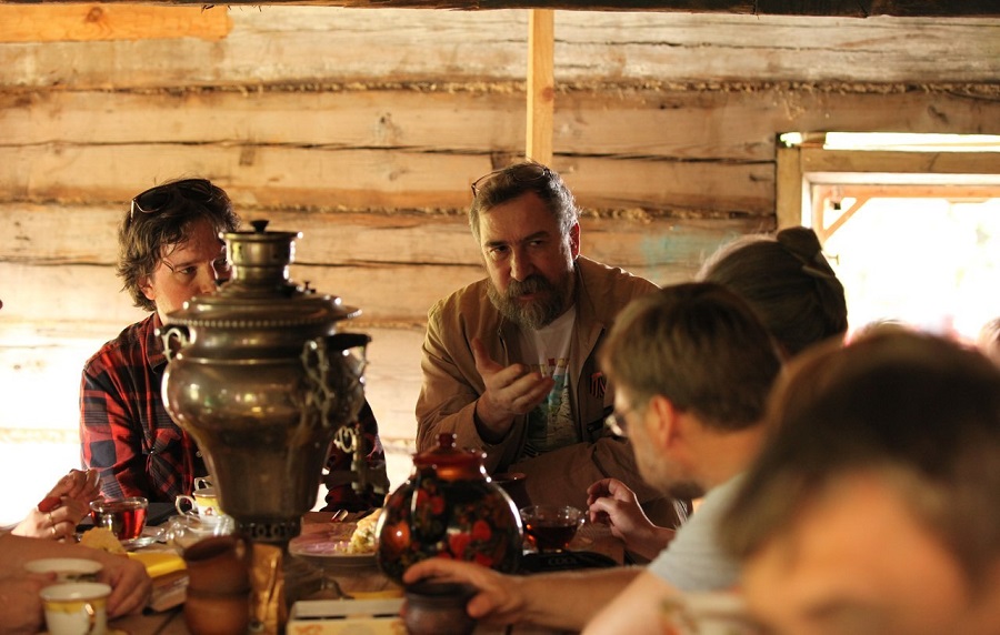 Чаепитие в реставрируемой курной избе на празднике в Воздвиженском 