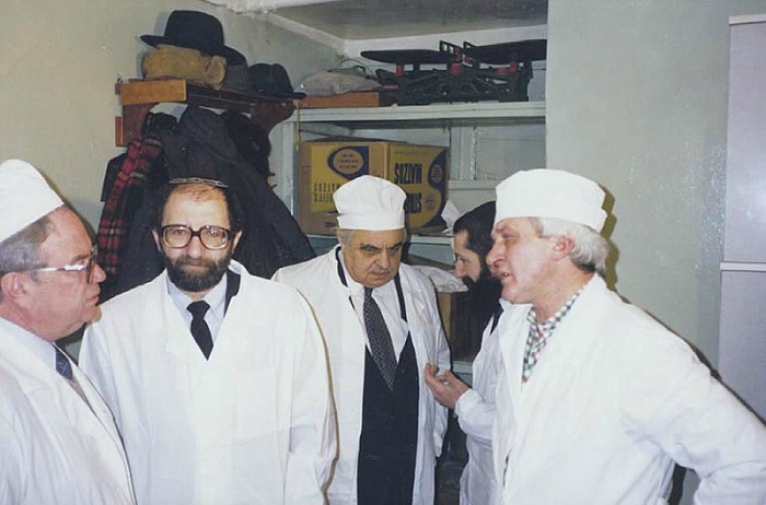 При поддержке Совета по делам религий в СССР возобновили изготовление мацы. Раввин Адольф Шаевич (второй слева) в мацепекарне