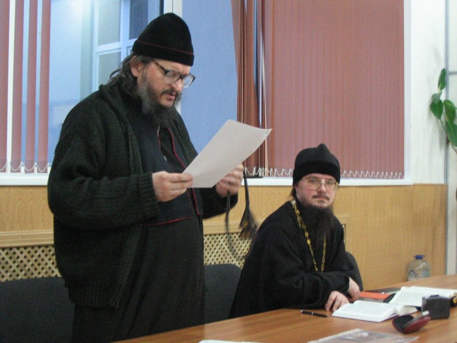 Игумен Кирилл (Сахаров) (слева) и о. Даниил Сысоев (справа) во время диспута со старообрядцами