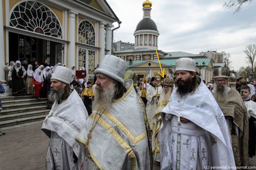 Крестный ход на Рогожском в день Жен-Мироносиц. 2015 г. О. Иоанн Рыбаков — третий справа (идет в третьем ряду)