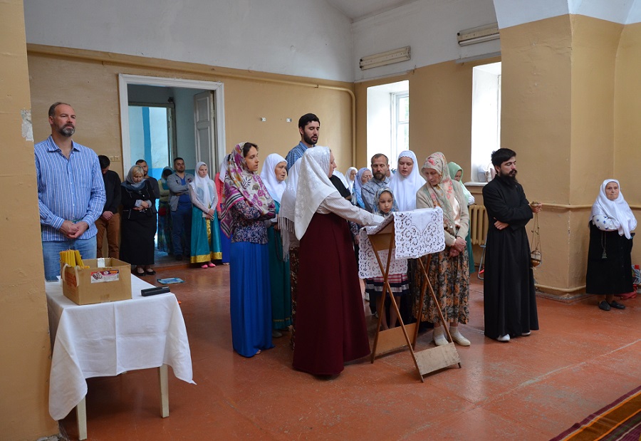 Старообрядцы, собравшиеся на первый молебен. 28 июня 2015 года