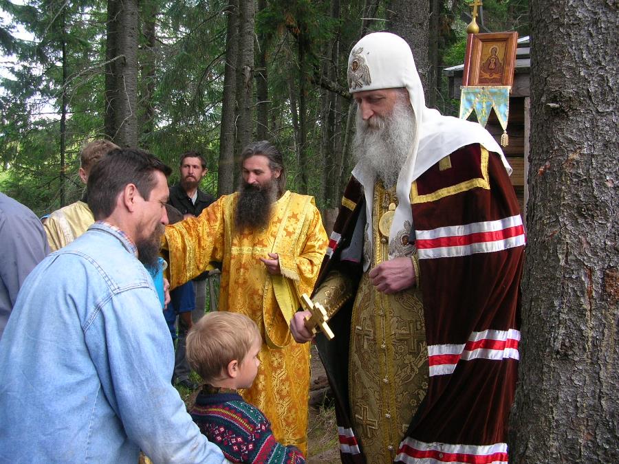 Владыка Андриан (Четвергов) на Шамарском крестном ходе. 2005 год