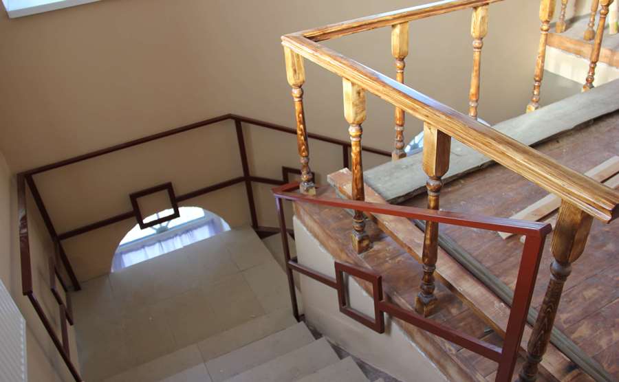Лестница, ведущая на второй этаж, где будет располагаться Невьянский храм