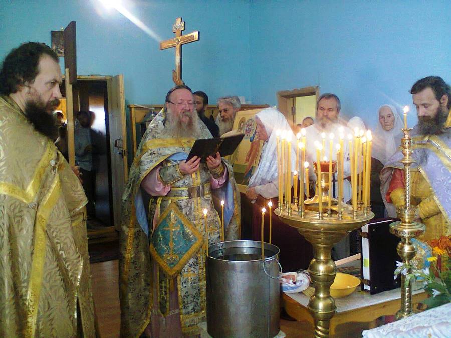 Три священника составили праздник в Русской Тавре 