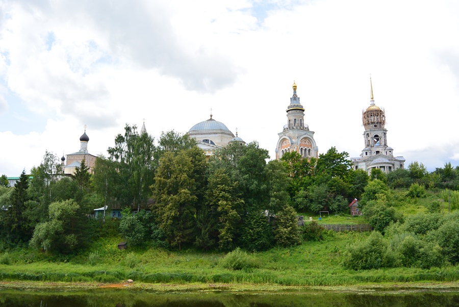 Борисоглебский монастырь в Торжке. Вид с Тверецкой набережной