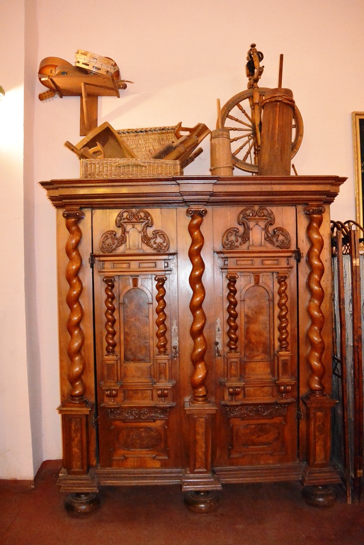 Деревянный резной шкафчик в дегустационном зале