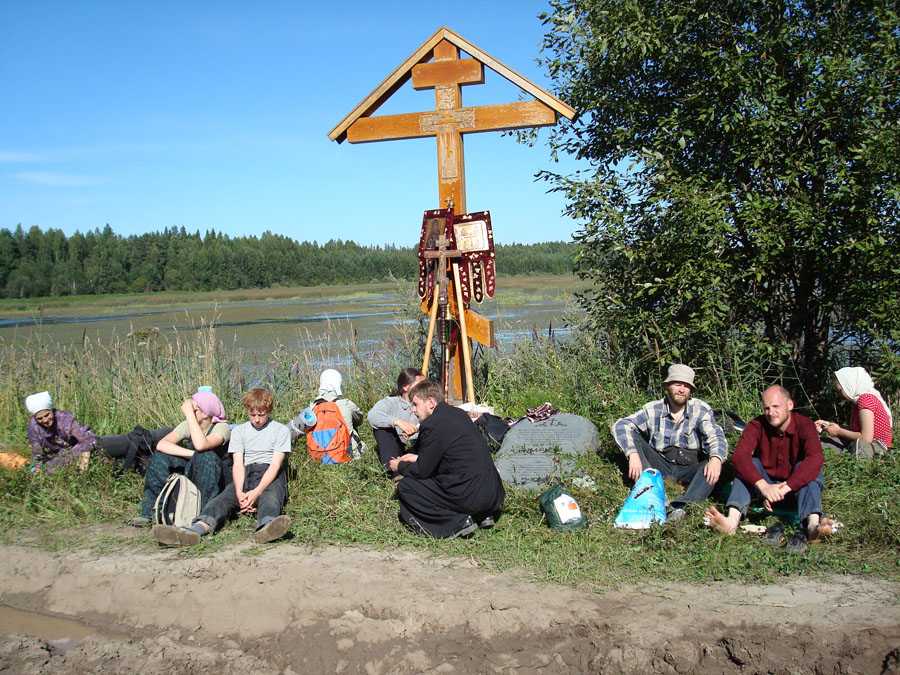 Участники Великорецкого крестного хода 2007 года отдыхают у памятного креста на реке Грядовица, где скончался Митрополит Андриан