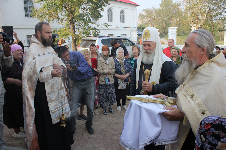 Духовенство и верующие встречают Патриарха Александра у дверей собора