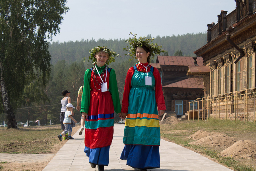 Молодые семейские девушки села Верхний Жирим Тарбагатайского района Бурятии