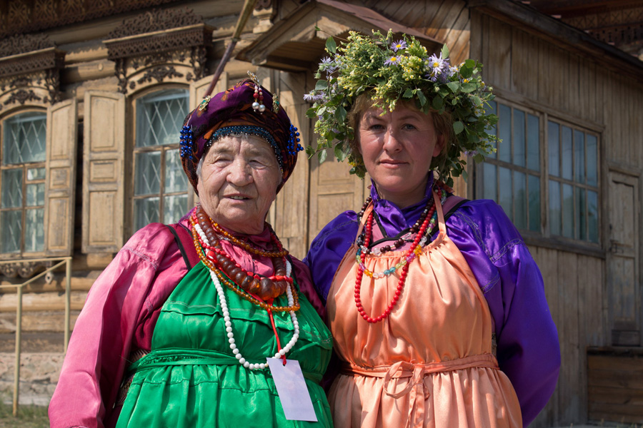 Знаменитая семейская частушечница Терехова Ирина Ивановна (слева) с одной из участниц фестиваля