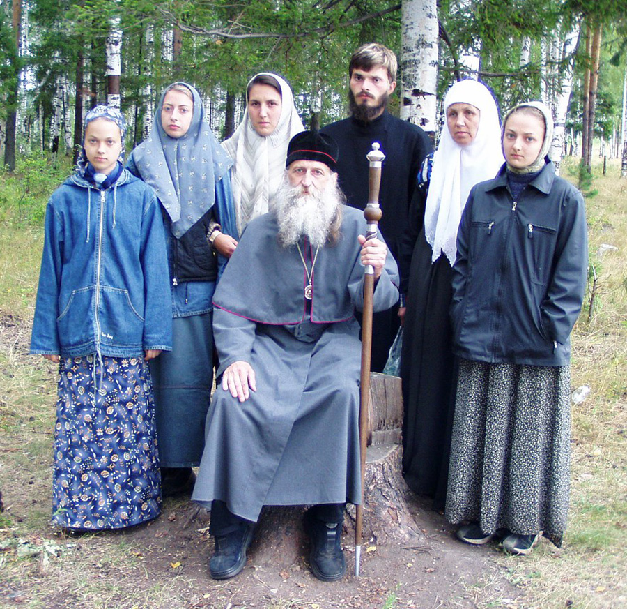 Владыка Андриан с родственниками во время Великорецкого крестного хода в 2003 году