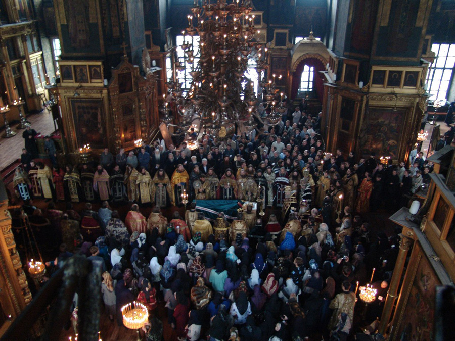 Множество духовенства и мирян собралось на погребение митрополита Андриана