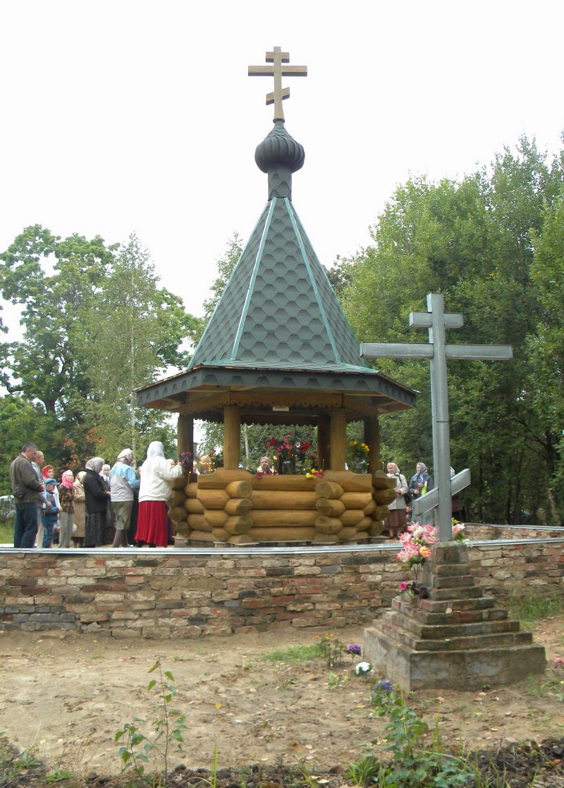 Крест и часовня на месте бывшего Успенского храма села Святск