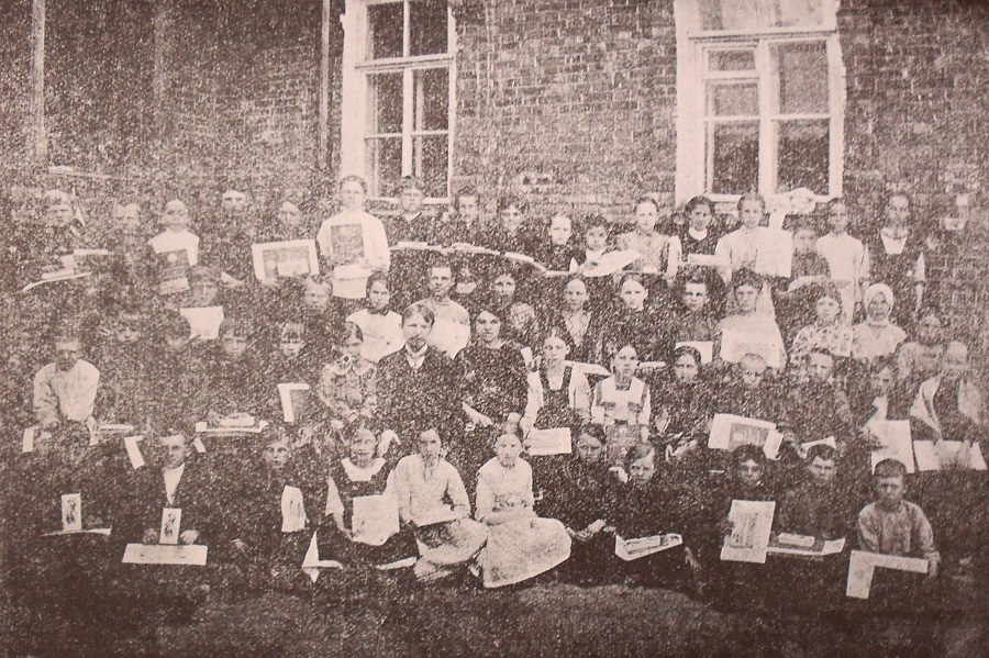 Группа учащихся, окончивших три класса (отделения) училища, 1913 г.