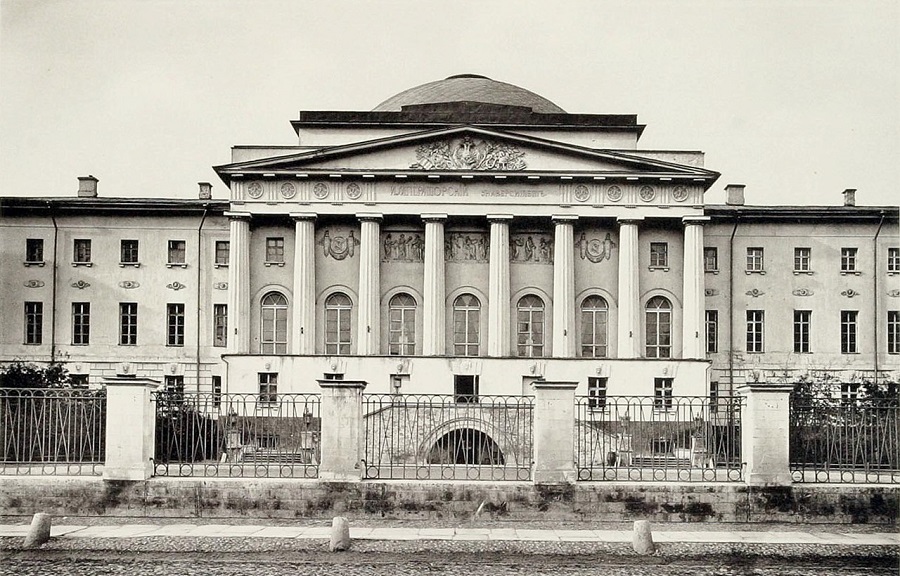  Здание библиотеки МГУ на Моховой улице