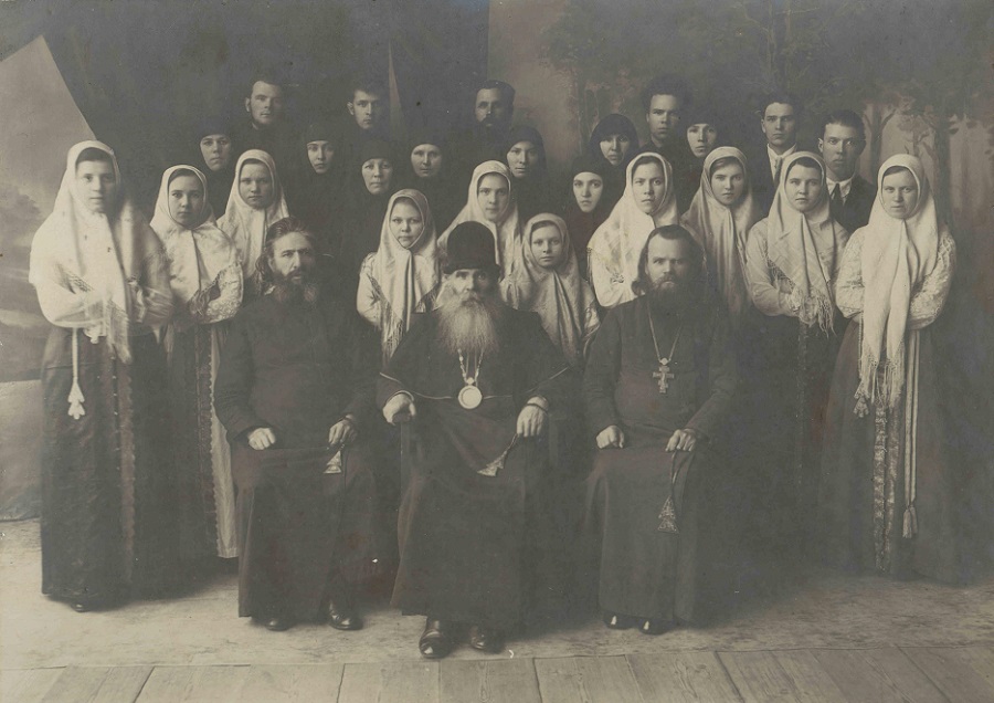  Миасс, группа прихожан. Слева от епископа Андриана сидит о. Роман Топорков