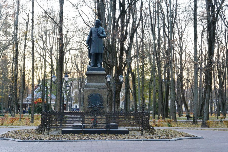 Памятник композитору М.И. Глинке в  парке Блонье в Смоленске