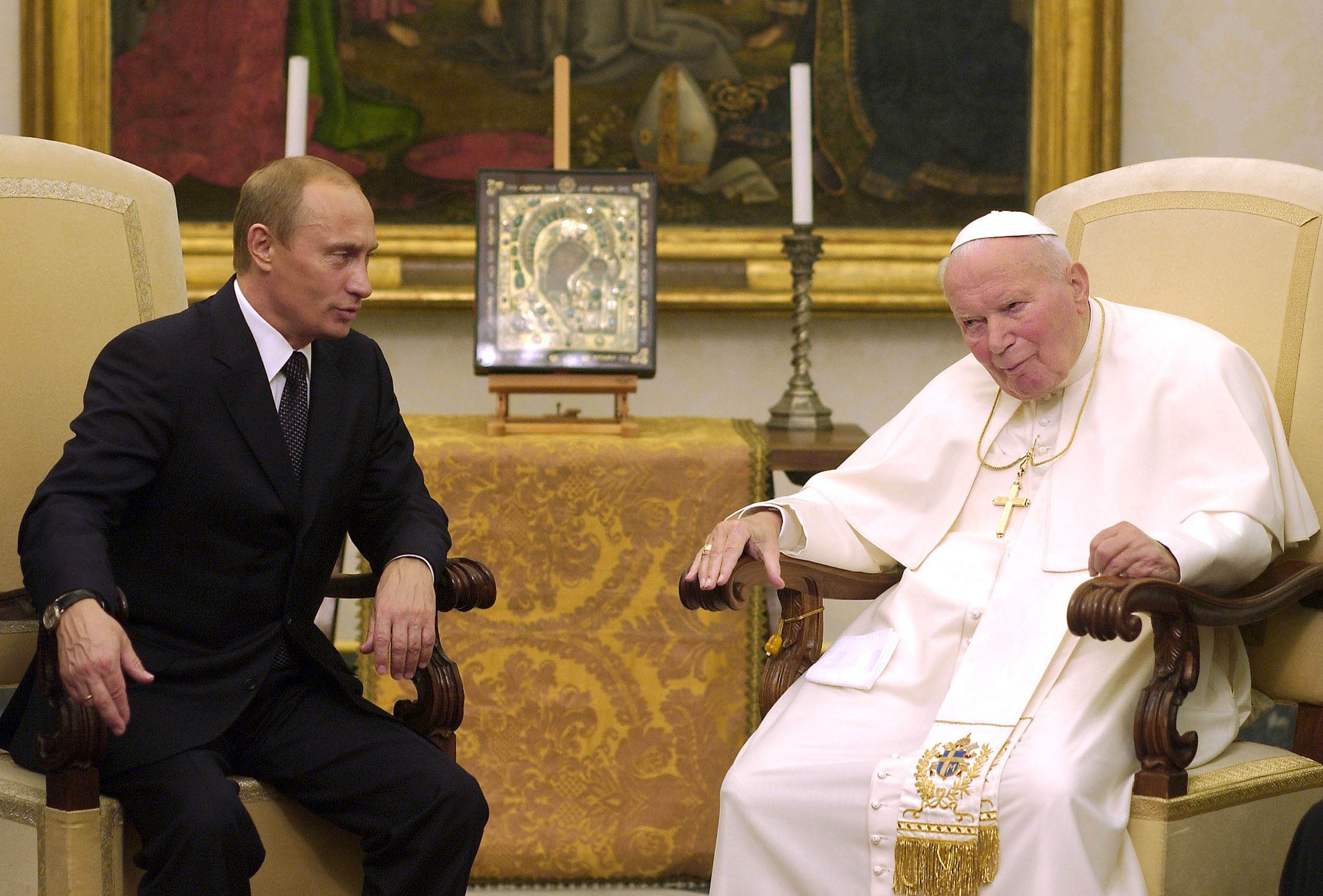 Президент России Владимир Путин на встрече с Папой Иоанной Павлом Вторым в Ватикане, 5 ноября 2003