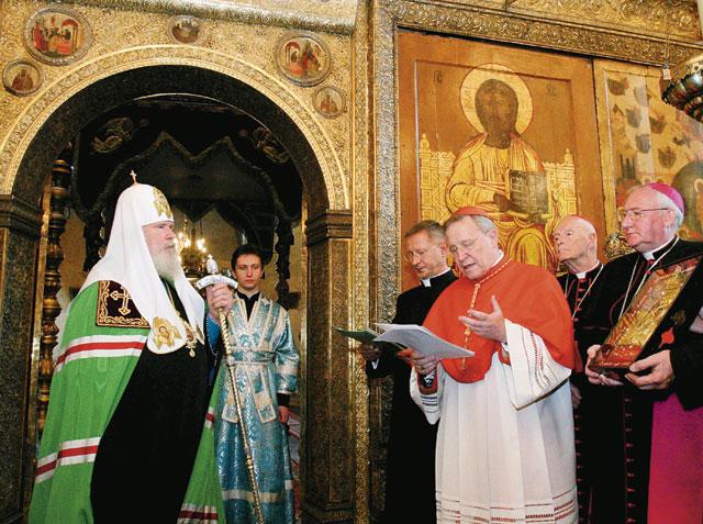 Делегация католиков передает Патриарху Алексию II Ватиканский список Казанской иконы