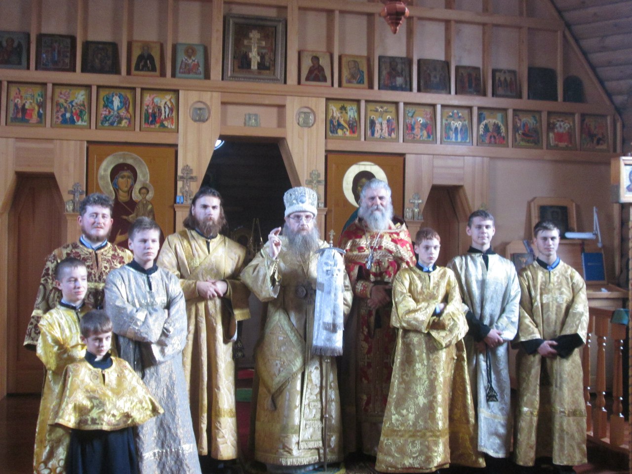 Епископ Григорий (Коробейников), настоятель храма иерей Игорь Мыльников и чтецы