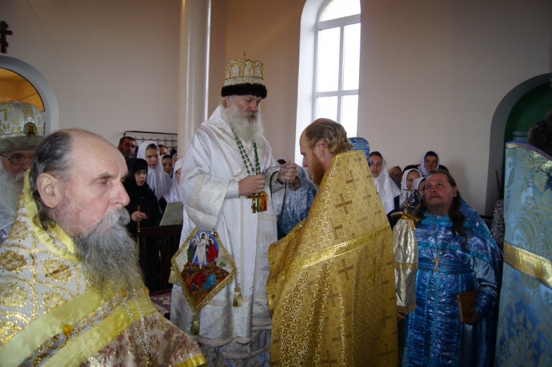 Владыка наградил настоятеля храма о. Димитрия Омельченко наперсным крестом