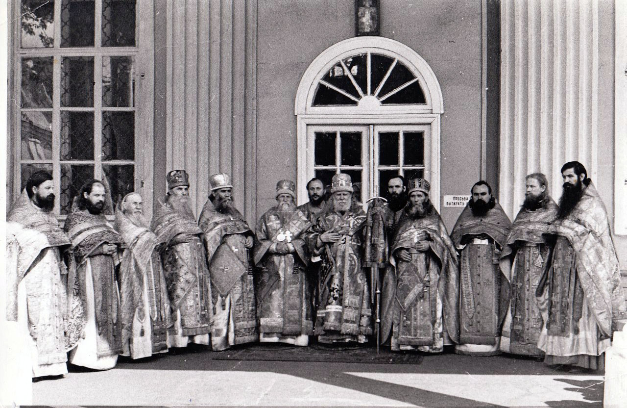 Группа старообрядческого духовенства во главе с архиепископом Никодимом и епископом Анастасием на паперти Покровского кафедрального собора на Рогожском кладбище