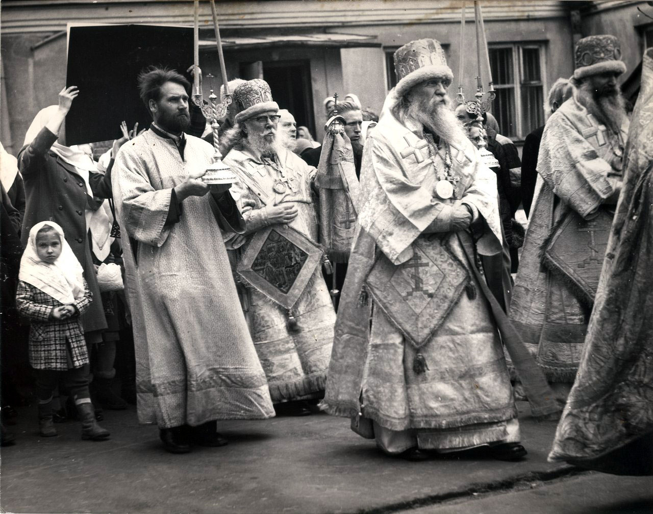 Крестный ход на Рогожском. Слева направо: чтец Димитрий Миллионов (с дикирием), архиепископ Никодим (Латышев), епископ Анастасий (Кононов), епископ Евтихий (Кузьмин)