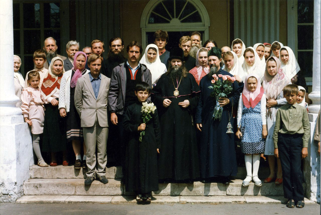 Архиепископ Алимпий (Гусев) после интронизации с родственниками и земляками 6 июля 1986 г.