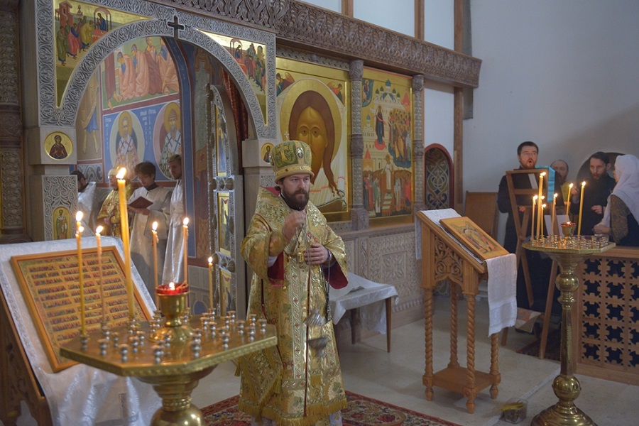 Митрополит Иларион во время Божественной литургии в храме Покрова Пресвятой Богородицы в Рубцове, 18 апреля 2015 года 