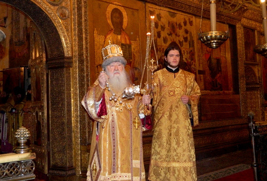 Митрополит Коломенский и Крутицкий Ювеналий во время литургии древним чином в Успенском соборе Московского Кремля, январь 2012