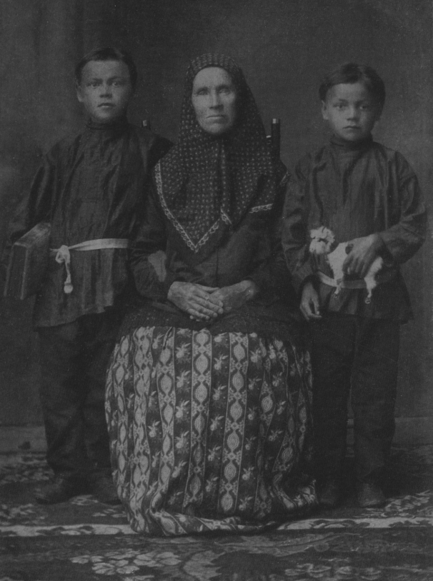 Любовь Блинова, мать И. Г. Блинова, с внуками Иваном и Филаретом. Фото начала XX в.
