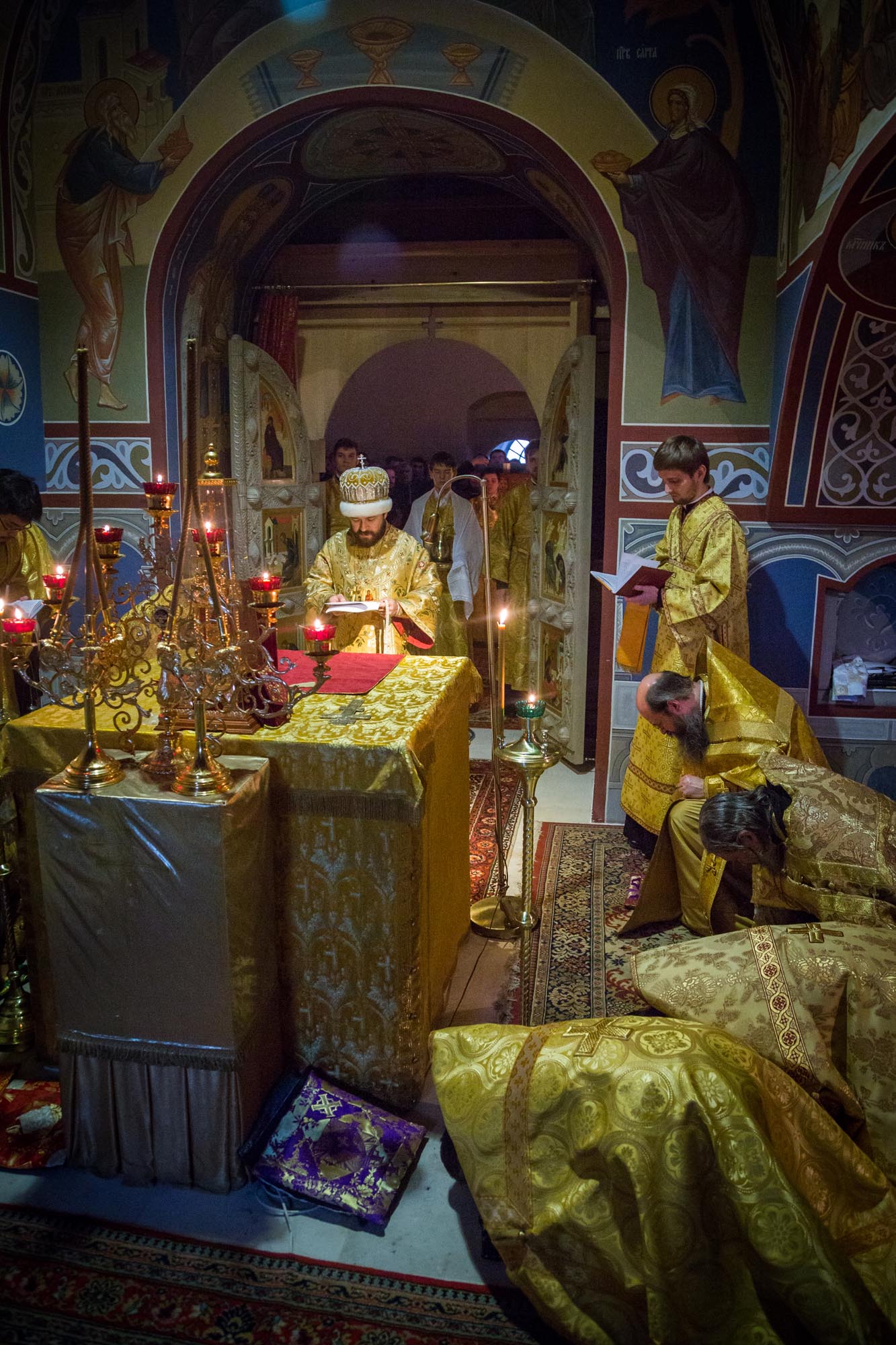 Митрополит Иларион (Алфеев) возглавил Литургию древним чином в храме Покрова в Рубцове